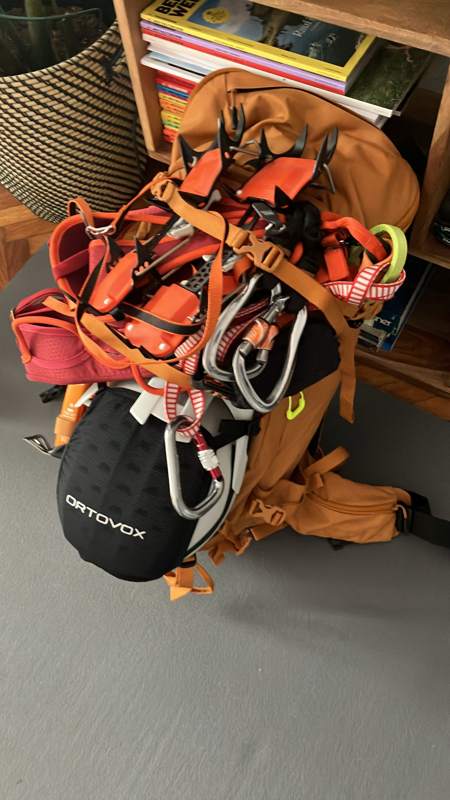 Steigeisen und Klettersteigset am Rucksack